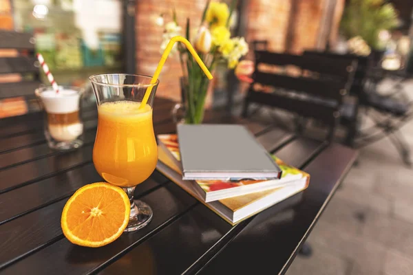 Ποτό Χυμού Πορτοκαλιού Μετά Δουλειά Χαλαρωτικό Απόγευμα Βιβλίο — Φωτογραφία Αρχείου