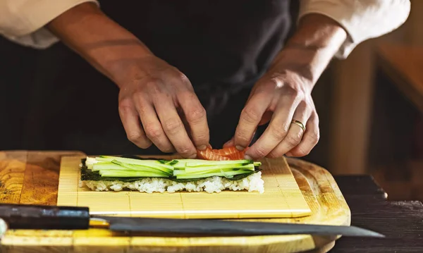 Kook Handen Die Japanse Sushi Broodjes Maken Het Proces Van — Stockfoto