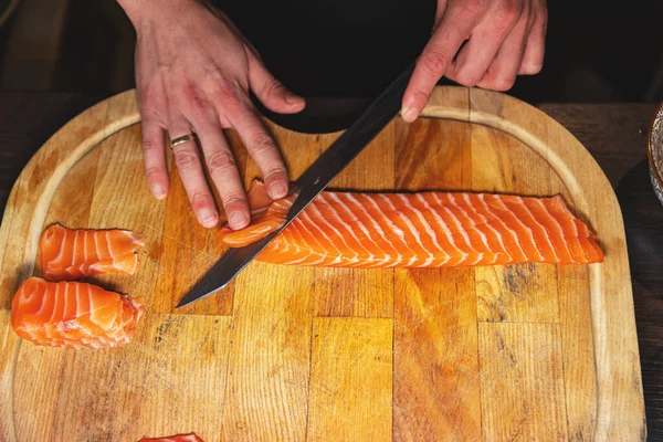 Primer Plano Manos Del Chef Rebanando Rebanada Pescado Fresco Tabla —  Fotos de Stock