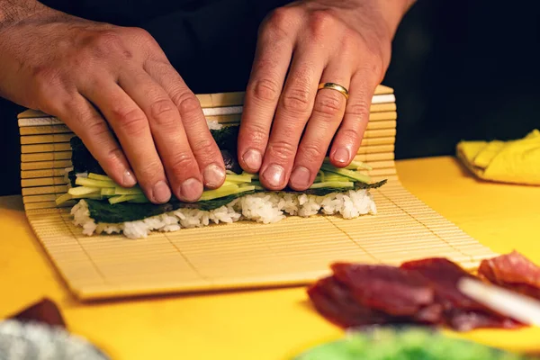 Mani Chef Che Preparano Cibo Giapponese Cuoco Che Sushi Che — Foto Stock