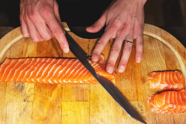 Chef Corte Filete Salmón Para Sushi Tabla Cortar Madera —  Fotos de Stock