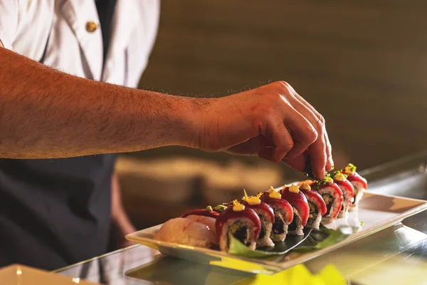 Professionele Sushi Chef Kok Versieren Sushi Rollen Voor Bereiden Worden — Stockfoto