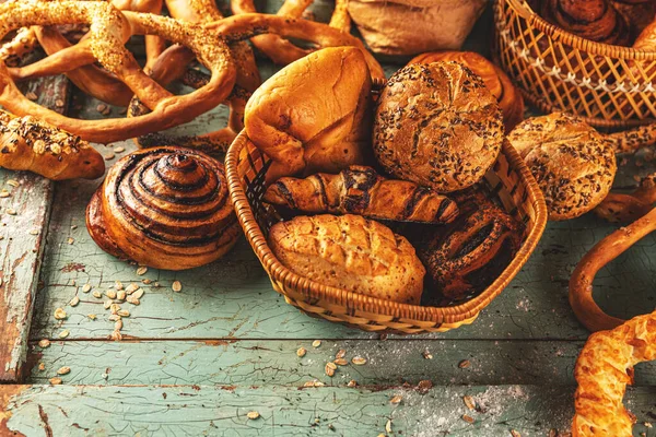 Assortiment Boulangeries Fraîches Sucrées Salées Sur Une Surface Turquoise Bois — Photo