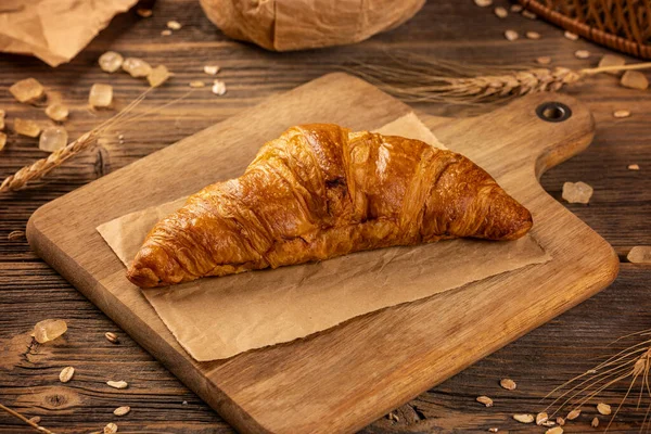 Čerstvý Chutný Croissant Francouzské Pečivo Dřevěném Pozadí — Stock fotografie