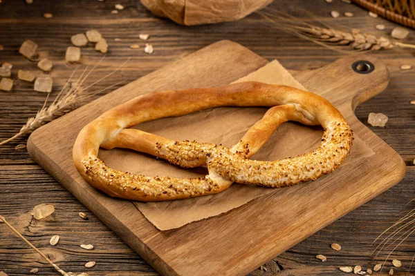 Bretzels Aux Graines Sésame Sur Fond Bois — Photo