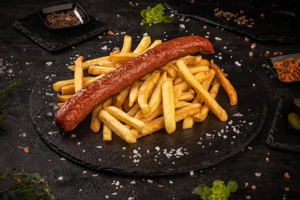 Salsichas Porco Grelhadas Servidas Com Batatas Fritas Fundo Ardósia Preta — Fotografia de Stock