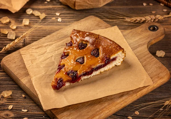 Tarte Aux Prunes Maison Sucrée Sur Fond Bois — Photo