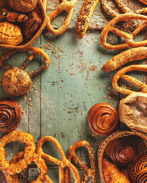 木のターコイズの表面に新鮮な甘いパン屋さんの品揃えのフレーム コピースペース トップビュー — ストック写真