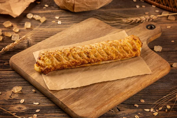 Prendere Una Strada Strudel Mele Con Cannella Sfondo Legno — Foto Stock