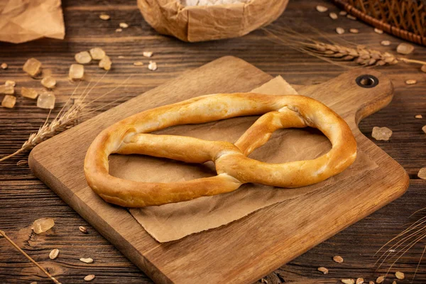 Pretzel Fraîchement Cuit Sur Fond Bois Concept Produits Boulangerie — Photo