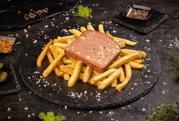 Leberkase Fetta Polpettone Con Formaggio Servito Con Patatine Fritte — Foto Stock