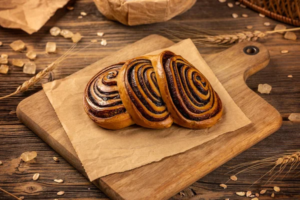 Chocolatey Triplo Cacau Redemoinhos Bun Produto Padaria Fundo Rústico — Fotografia de Stock