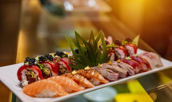 Teller Mit Verschiedenen Sushi Rollen Und Nigerini Big Sushi Set — Stockfoto