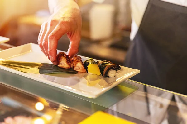 Chef Che Serve Sushi Giapponese Tradizionale Servito Piatto Bianco — Foto Stock