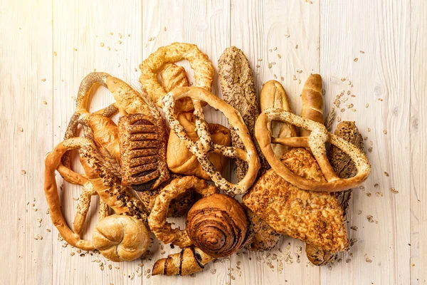 Bakkerij Assortiment Met Broodjes Broodjes Pretzels Houten Ondergrond — Stockfoto