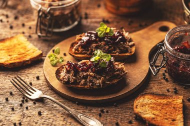 Kahvaltıda servis edilen karamelli soğanlı nefis ördek.