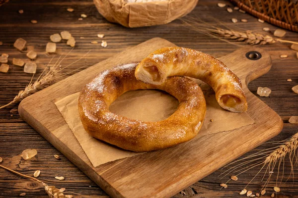 Färsk Söt Hemlagad Bagel Fylld Med Aprikos Sylt Trä Bakgrund — Stockfoto