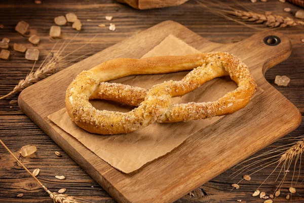 Bretzel Sucré Fraîchement Cuit Avec Des Noix Sucre Sur Fond — Photo