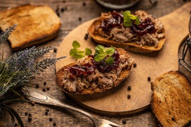 Kahvaltıda kabuklu ekmekle servis edilen ördek rustik tarza sahip.
