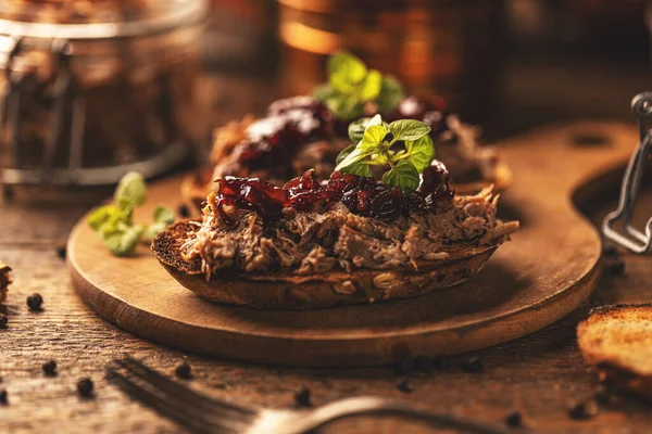 Canard Effiloché Maison Avec Confiture Oignons Caramélisés Servi Sur Pain — Photo