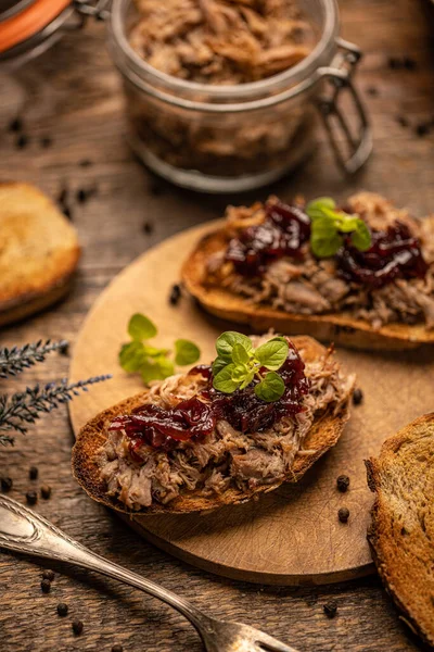 Getrokken Eend Met Gekarameliseerde Rustieke Stijl Achtergrond — Stockfoto