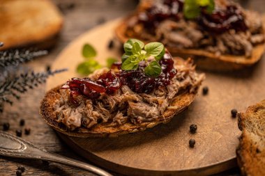 Ev yapımı ördek ve karamelli soğan reçeli. Kabuklu ekmeğin üzerinde servis ediliyor.