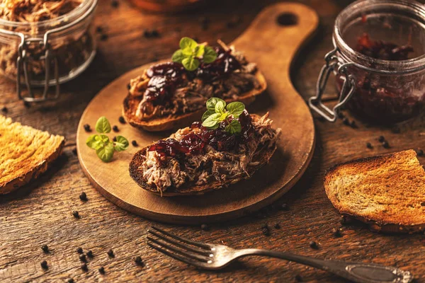 Húzott Kacsa Karamellizált Hagyma Rusztikus Háttér — Stock Fotó