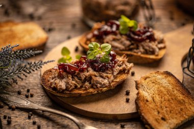 Köy tarzı ahşap arka planda servis edilen karamelli soğanlı nefis ördek.