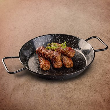 Kofte ya da cevapcici adında sulu ızgara et ruloları. 