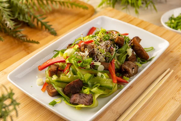 콩나물로 쇠고기가 아시아식 샐러드 — 스톡 사진