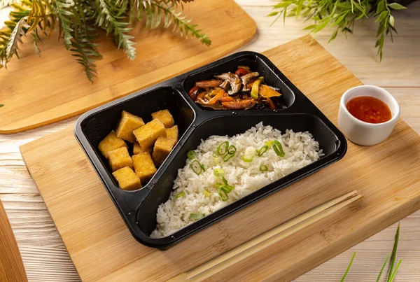 Reis Mit Tofu Und Gemüseeintopf Take Out Box Auf Bambus — Stockfoto