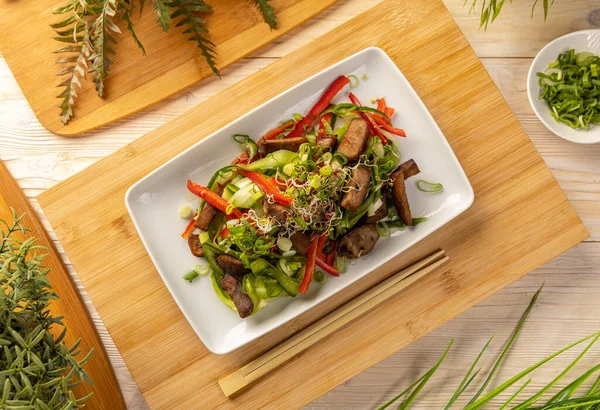 Platte Lay Van Aziatische Salade Met Runderblokjes Versierd Met Spruitjes — Stockfoto