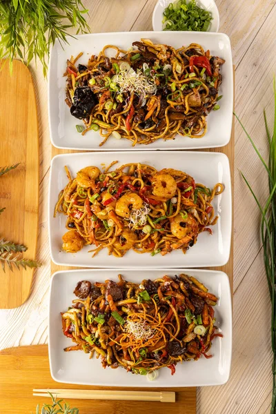 Vista Superior Três Pratos Comida Asiática Três Pratos Com Macarrão — Fotografia de Stock