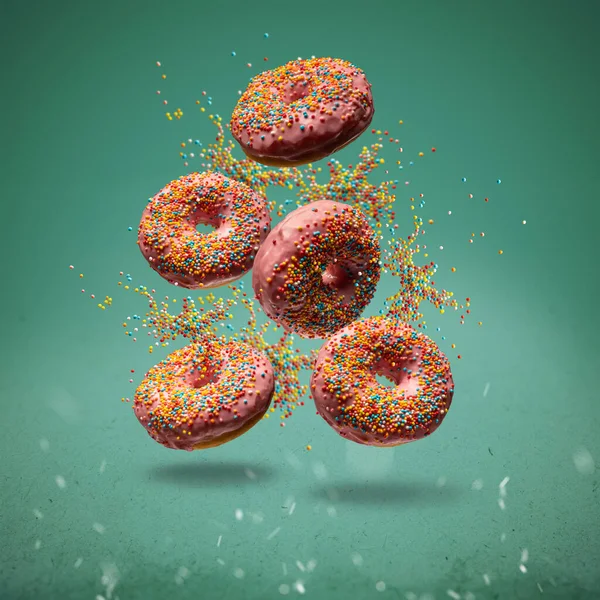 Donuts Dulces Voladores Con Aspersiones Sobre Fondo Verde — Foto de Stock