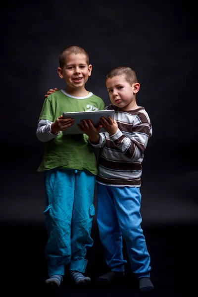 Τα παιδιά χρησιμοποιώντας μαξιλάρι αφής — Φωτογραφία Αρχείου