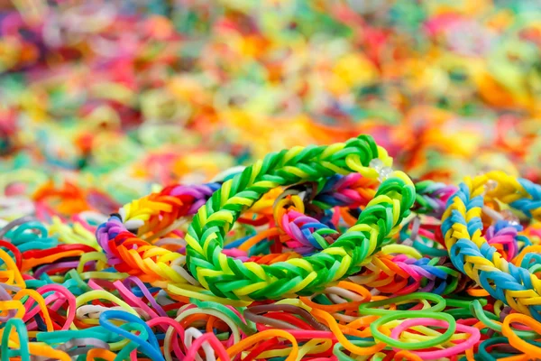 Цветной радужный ткацкий браслет — стоковое фото