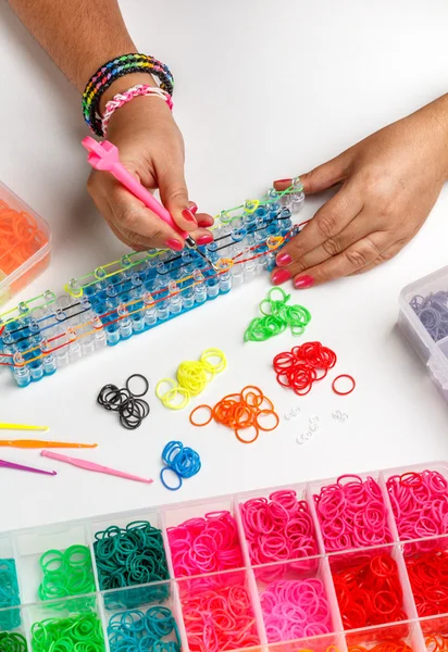 Jovem mulher fazendo pulseira — Fotografia de Stock