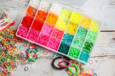 Renkli kauçuk ile kutu