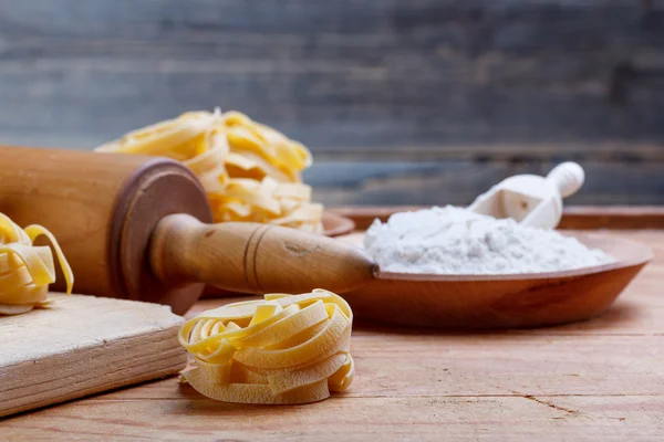 Tagliatelle di pasta secca — Foto Stock