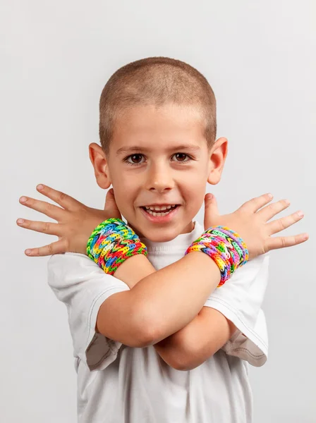Niño usando pulseras — Foto de Stock