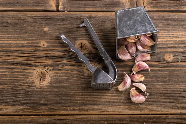 Garlic and garlic press — Stockfoto