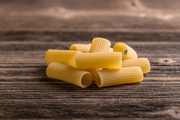 Pilha de rigatoni bruto — Fotografia de Stock