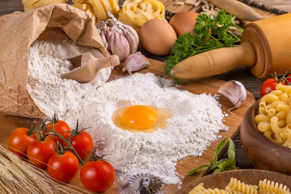 Pasta and ingredients — Stock Photo, Image