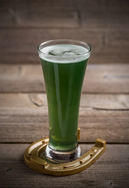 Grünes Bier und Hufeisen — Stockfoto