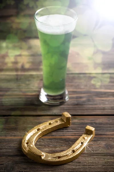 Πράσινη beer και πέταλο — Φωτογραφία Αρχείου