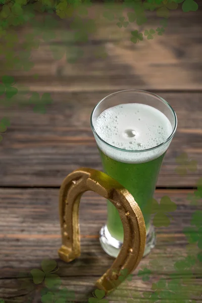 冷たい緑ビール — ストック写真