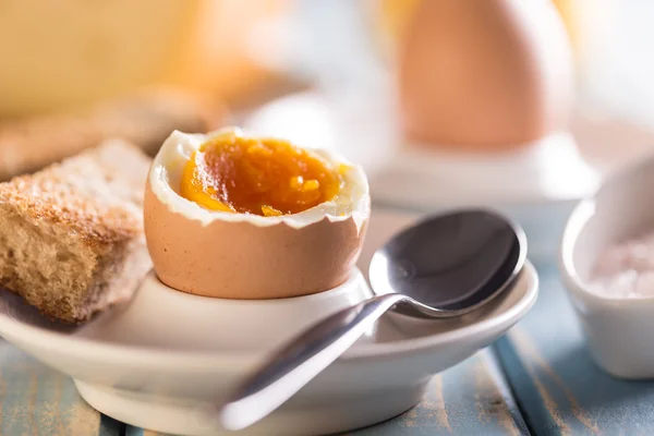 Gekochtes Ei im Eierbecher — Stockfoto