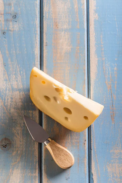 Pedaço de queijo emmental — Fotografia de Stock