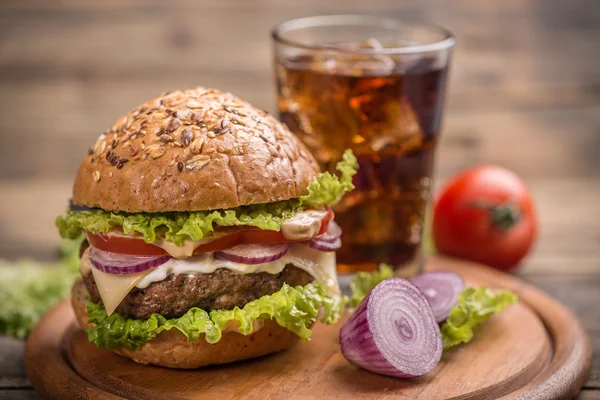 Großer Hamburger — Stockfoto