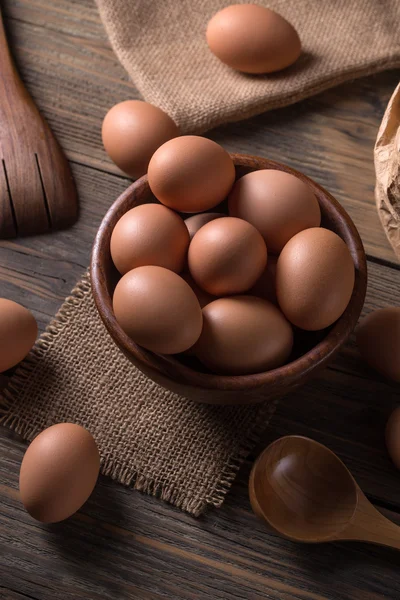 Свежие коричневые яйца — стоковое фото